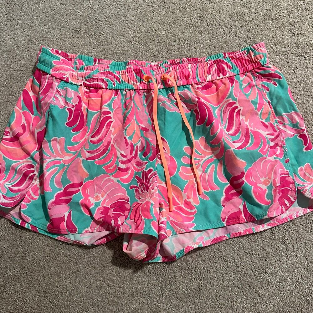 Lilly Pulitzer luxletic runaround active shorts women’s size large love birds